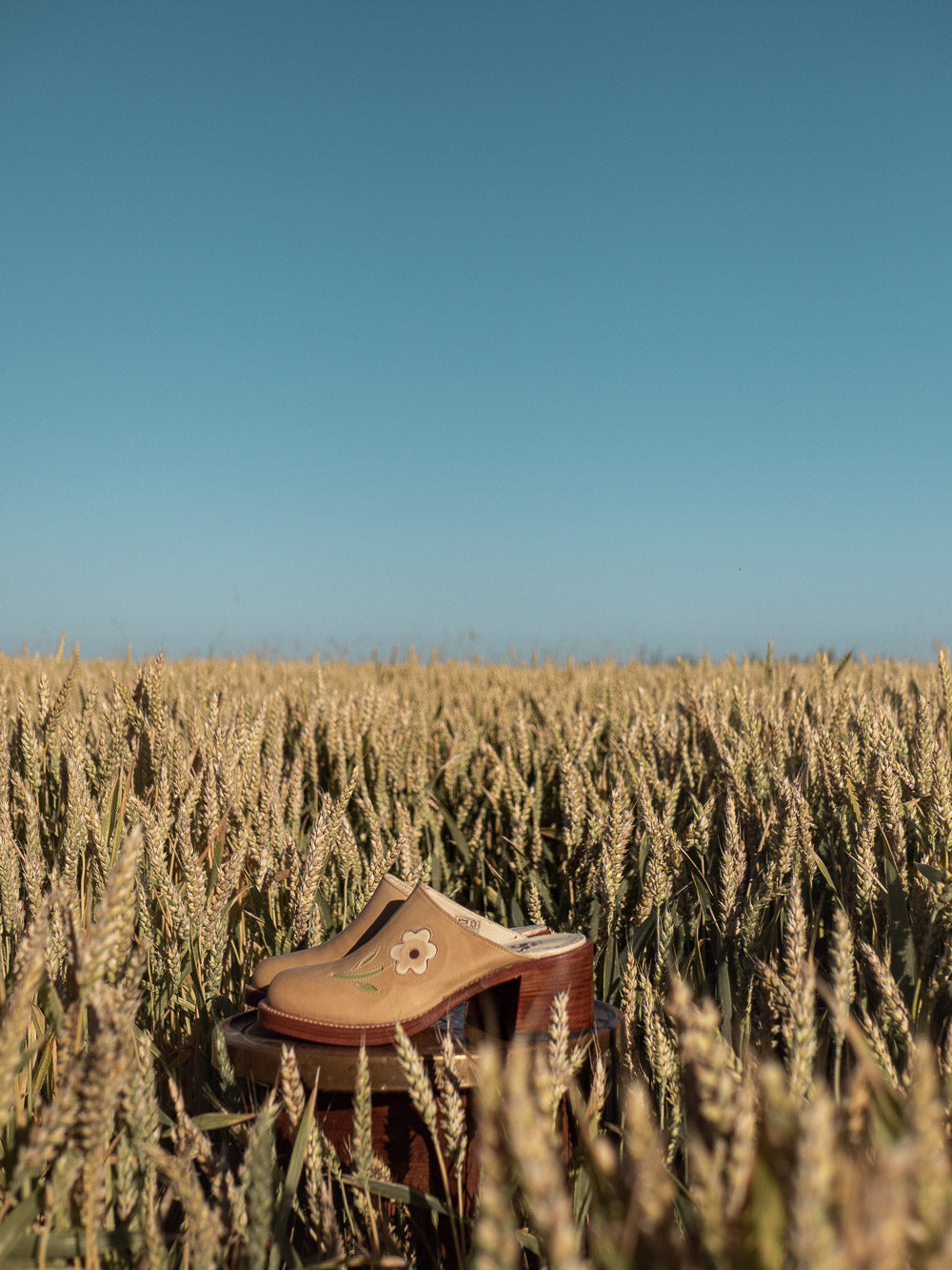 These flower clogs in tan are handcrafted in Spain by Sendra. It is made of the finest leather which adjusts and mould to fit your feet perfectly. The boots are true to size and go with any style. Whenever you're a vintage 70s babe, bohemian soul, 90s girl, western cowgirl or just .. it will be an investment piece that will spice up any outfit.